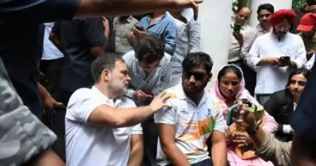 പെല്ലെറ്റ് ആക്രമണത്തില്‍ പരിക്കേറ്റ വിദ്യാര്‍ത്ഥിയുമായി പൊലീസ് സ്റ്റേഷനിലെത്തി രാഹുല്‍; എഫ്.ഐ.ആര്‍ ഇടാത്തതില്‍ പ്രതിഷേധ ധര്‍ണ