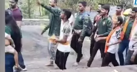 നിങ്ങള്‍ എന്തിനാണ് ഷോര്‍ട്ട്‌സ് ധരിച്ചത്, ഹിന്ദുസംസ്‌കാരം എന്താണെന്ന് അറിയില്ലേ; പൂനെയില്‍ വിനോദ സഞ്ചാരികള്‍ക്ക് ഹിന്ദുത്വ മര്‍ദനം