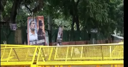 യഥാര്‍ത്ഥ ജീവിതത്തിലെ ബാറ്റ്മാന്‍; രാഹുല്‍ ഗാന്ധിയെ പ്രകീര്‍ത്തിച്ച് കോണ്‍ഗ്രസ് ആസ്ഥാനത്ത് പോസ്റ്ററുകള്‍