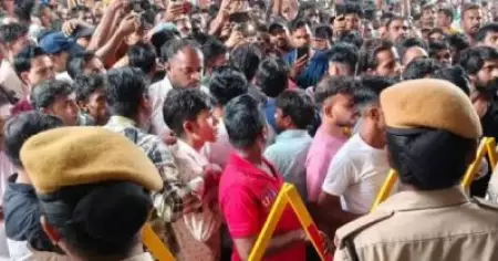 12 മണിക്കൂർ ജോലി ഭാരം: നീതി തേടി സൂറത്ത് കളക്ടറേറ്റിലേക്ക് ടെക്സ്റ്റൈൽ തൊഴിലാളികളുടെ മാർച്ച്