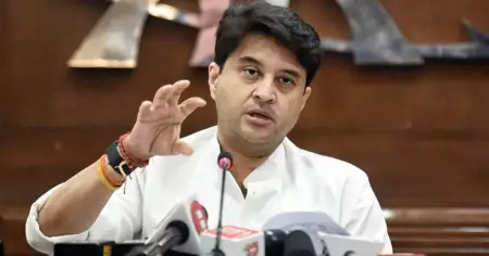 'രാജഭരണം അവസാനിച്ചു, പൗരന്മാർ പ്രജകളല്ല': വോട്ടറോട് തട്ടിക്കയറിയ കേന്ദ്രമന്ത്രി ജ്യോതിരാദിത്യ സിന്ധ്യക്കെതിരെ രൂക്ഷവിമർശനം