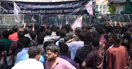 എസ്.എഫ്.ഐ മാര്‍ച്ചിന് നേര്‍ക്ക് ജലപീരങ്കിയും ലാത്തിച്ചാര്‍ജും; പൊലീസ് ബോധപൂര്‍വം ആക്രമിച്ചതായി സി.പി.ഐ.എം നേതാക്കള്‍