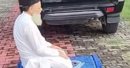 നിര്‍ത്തിയിട്ട കാറിന് പുറകില്‍ നിസ്‌ക്കരിച്ചു; സമാജ് വാദി പാര്‍ട്ടി നേതാവിനെതിരെ കേസെടുത്ത് യു.പി പൊലീസ്