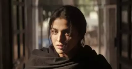 ഇത് താന്‍ ഡാ മാസ്... അരയില്‍ തോക്കും തിരുകി പൊലീസ് സ്റ്റേഷനിലേക്ക് ഒരു വരവുണ്ട്; ഒ.ടി.ടി റിലീസിന് ശേഷവും കൈയടി നേടി ചന്ദ്ര