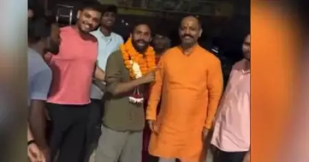 ദല്‍ഹിയില്‍ പ്രതിഷേധക്കാര്‍ക്ക് നേരെ അക്രമം അഴിച്ചുവിട്ട ഹിന്ദു രക്ഷാ ദള്‍ പ്രവര്‍ത്തകന് മണിക്കൂറുകള്‍ക്കകം ജാമ്യം; മാലയിട്ട് സ്വീകരിച്ച് അനുയായികള്‍