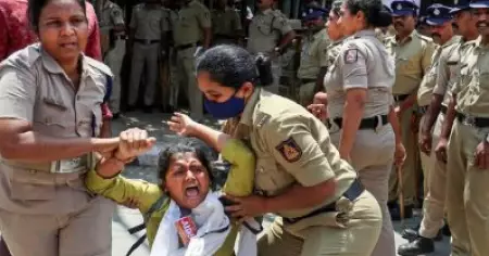 തെരഞ്ഞെടുപ്പ് കമ്മിഷണർക്കെതിരായ പ്രതിഷേധം: ആക്ടിവിസ്റ്റുകളെയും മാധ്യമപ്രവർത്തകരെയും കസ്റ്റഡിയിലെടുത്ത നടപടി പരിശോധിക്കുമെന്ന് കർണാടക സർക്കാർ