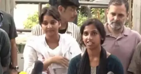 ദൽഹി പൊലീസിന്റെ അതിക്രമം: ആതിരയുടെ പരാതിയിൽ കേരളത്തിൽ കേസ്; വിദ്യാർത്ഥിനികൾക്കെതിരെ കൗണ്ടർ കേസുമായി ദൽഹി പൊലീസും