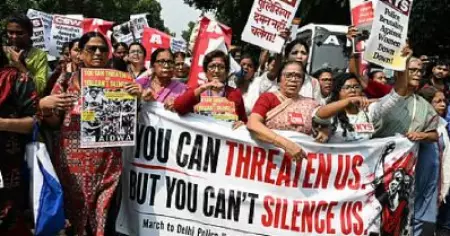 പെൺകുട്ടികൾക്കെതിരായ അതിക്രമം; ദൽഹി പൊലീസ് ആസ്ഥാനത്തേക്ക് ഇടത് വനിതാ സംഘടനകളുടെ പ്രതിഷേധം; അമിത് ഷായെ അറസ്റ്റ് ചെയ്യണമെന്ന് ആനി രാജ