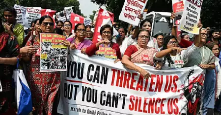 പെൺകുട്ടികൾക്കെതിരായ അതിക്രമം; ദൽഹി പൊലീസ് ആസ്ഥാനത്തേക്ക് ഇടത് വനിതാ സംഘടനകളുടെ പ്രതിഷേധം; അമിത് ഷായെ അറസ്റ്റ് ചെയ്യണമെന്ന് ആനി രാജ