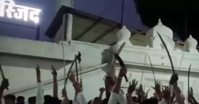 മധ്യപ്രദേശില്‍ പള്ളിക്ക് മുന്നില്‍ 'ജയ് ശ്രീ റാം' വിളികളുമായി ഹിന്ദുത്വര്‍; ആകാശത്തേക്ക് വെടിയുതിര്‍ത്തും വാള് വീശിയും അതിക്രമം