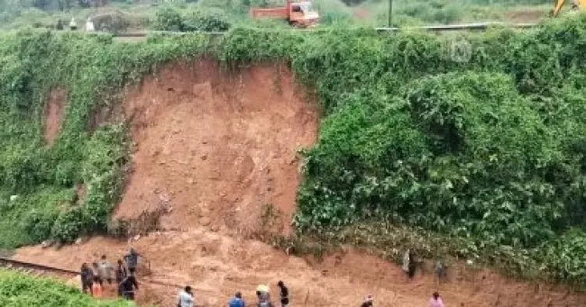 പാറശ്ശാലില്‍ റെയില്‍വേ ട്രാക്കിലേക്ക് മണ്ണിടിഞ്ഞു;ട്രെയിന്‍ പാളത്തില്‍ നിന്ന് തെന്നിമാറി: ആളപായമില്ല