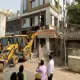 റോഡിന് വീതി കൂട്ടല്‍: അനധികൃത നിര്‍മാണമാരോപിച്ച്‌ കെട്ടിടങ്ങള്‍  പൊളിച്ചുനീക്കി ദല്‍ഹി പൊലീസ്