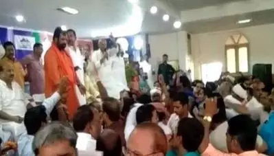 ബീഹാറില്‍ പൊതുയോഗത്തില്‍ പരസ്യമായി തമ്മിലടിച്ച് ബി.ജെ.പി- ജെ.ഡി.യു പ്രവര്‍ത്തകര്‍; കസേരകള്‍ വലിച്ചെറിഞ്ഞ് ബി.ജെ.പി പ്രവര്‍ത്തകര്‍