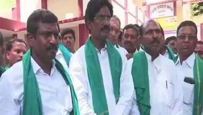 വാരാണസിയില്‍ മോദിയ്‌ക്കെതിരെ മത്സരിക്കാന്‍ നാമനിര്‍ദേശ പത്രിക സമര്‍പ്പിച്ച് തെലങ്കാനയിലെ 50 കര്‍ഷകര്‍