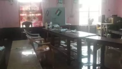 കനത്ത മഴയില്‍ കാസര്‍ഗോഡ് വോട്ടിംഗ് മെഷിനും വിവിപാറ്റും നനഞ്ഞു; വോട്ടിംഗ് നിര്‍ത്തിവെച്ചു