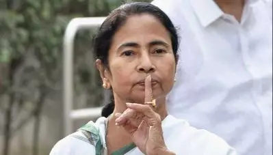 തല്‍ക്കാലം ചീഫ് സെക്രട്ടറിയെ വിട്ടുതരാന്‍ ഉദ്ദേശിക്കുന്നില്ല; കേന്ദ്രത്തോട് മമത ബാനര്‍ജി