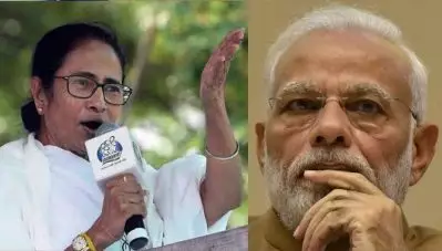 ബംഗ്ലാദേശില്‍ നിന്ന് നുഴഞ്ഞുകയറ്റമെന്ന് പറയുന്നു, എന്നിട്ട് പ്രചാരണത്തിനായി പ്രധാനമന്ത്രി തന്നെ അങ്ങോട്ട് പോകുന്നു: മോദിയ്‌ക്കെതിരെ മമത ബാനര്‍ജി