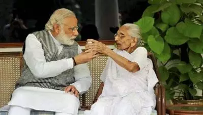 ‘ഞാന്‍ കാണാന്‍ പോകുമ്പോഴെല്ലാം അമ്മയെനിക്ക് പൈസ തരും’; അക്ഷയ് കുമാറുമായുള്ള അഭിമുഖത്തില്‍ മോദി