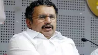 ‘കരുണാകരന്റെ കുടുംബത്തിന്റെ രാഷ്ട്രീയ പാരമ്പര്യത്തിന് മാര്‍ക്കിടാന്‍ തരൂര്‍ ആയിട്ടില്ല’; മോദി സ്തുതിയില്‍ ശശി തരൂരിനെതിരെ വീണ്ടും മുരളീധരന്‍