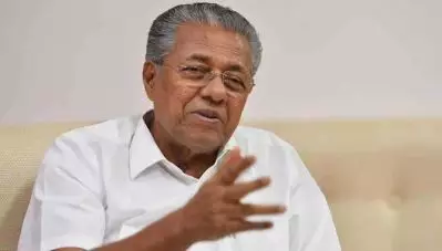 വോട്ടിംഗ് യന്ത്രത്തില്‍ തകരാറ്; തെരഞ്ഞെടുപ്പു കമ്മീഷനെതിരെ മുഖ്യമന്ത്രി, പല മണ്ഡലങ്ങളിലും പോളിംഗ് തുടങ്ങിയത് വൈകി