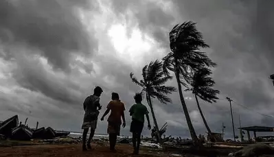 ഫോനി ഇന്ന് ഒഡിഷാ തീരം തൊടും; വേഗത 200 കിലോമീറ്റര്‍; ഒഴിപ്പിച്ചത് 3.3 ലക്ഷം പേരെ