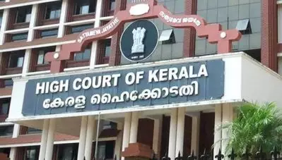 ഹൈക്കോടതി കെട്ടിടത്തില്‍ നിന്ന് യുവാവ് ചാടി ആത്മഹത്യ ചെയ്തു