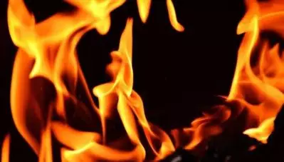 കോഴിക്കോട് റോഡരികില്‍ ഭാര്യയെ പെട്രോളൊഴിച്ച് തീകൊളുത്തി കൊല്ലാന്‍ ശ്രമം