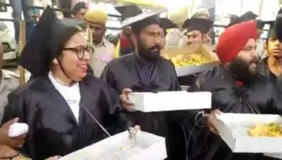 ‘എഞ്ചിനിയര്‍മാരുടെ, എല്‍.എല്‍.ബിക്കാരുടെ പക്കോഡ വേണോ!!!’ ചണ്ഡീഗഢില്‍ മോദിയുടെ റാലി നടക്കുന്ന വേദിയ്ക്കരികില്‍ പക്കോഡ വിറ്റ് ബിരുദധാരികള്‍: പ്രതിഷേധിച്ചവരെ കസ്റ്റഡിയിലെടുത്ത് പൊലീസ്
