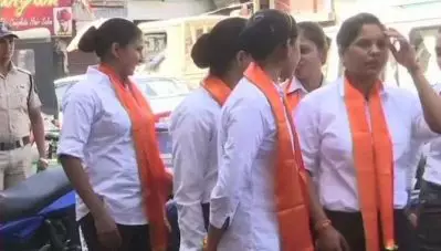 ദിഗ് വിജയ് സിങ്ങിന്റെ റോഡ് ഷോയില്‍ കാവി ഷാള്‍ ധരിച്ച് പൊലീസുകാര്‍; നിര്‍ബന്ധിച്ച് ധരിപ്പിച്ചതെന്ന് വിശദീകരണം