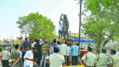 സാംപിത്രോഡയുടെ പ്രസ്താവന: പ്രിയങ്കാ ഗാന്ധി പുഷ്പാര്‍ച്ചന നടത്തിയ ഭഗത് സിങ് പ്രതിമയില്‍ ശുദ്ധികലശം നടത്തി ഒരു വിഭാഗം സിഖുകാര്‍