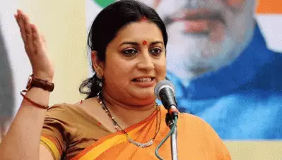അവര്‍ അഞ്ച് വര്‍ഷത്തിലൊരിക്കല്‍ പൂണൂല്‍ ധരിക്കുകയും തെരഞ്ഞെടുപ്പ് സമയത്ത് ഗംഗാ സന്ദര്‍ശനം നടത്തുകയും ചെയ്യുന്നു; വിമര്‍ശനവുമായി സ്മൃതി ഇറാനി