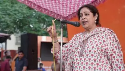 കുട്ടികളെക്കൊണ്ട് ‘ഒരിക്കല്‍ കൂടി മോദി സര്‍ക്കാര്‍’ എന്ന മുദ്രാവാക്യം വിളിപ്പിച്ചു; കിരണ്‍ ഖേറിന് തെരഞ്ഞെടുപ്പ് കമ്മീഷന്റെ നോട്ടീസ്