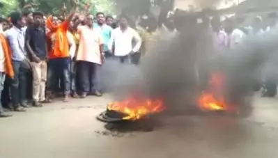 ബംഗാളില്‍ ബി.ജെ.പി പ്രവര്‍ത്തകനെ വെടിവെച്ചതില്‍ പ്രതിഷേധം; പൊലീസ് സ്റ്റേഷന് മുന്‍പില്‍ മുദ്രാവാക്യം വിളിച്ചും ടയര്‍ കത്തിച്ചും പ്രവര്‍ത്തകര്‍