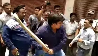 മധ്യപ്രദേശില്‍ കയ്യേറ്റം ഒഴിപ്പിക്കാനെത്തിയ ഉദ്യോഗസ്ഥനെ ബാറ്റ് കൊണ്ട് അടിച്ച് ബി.ജെ.പി എം.എല്‍.എ