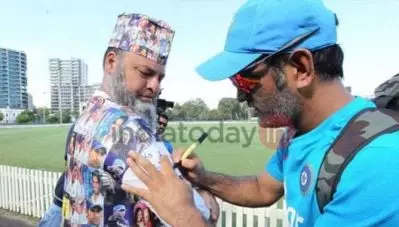 ‘ഇതിന് ഞാന്‍ ധോണിയോടാണ് നന്ദി പറയേണ്ടത്’; ടിക്കറ്റൊപ്പിച്ച് നല്‍കിയതിന് നന്ദി പറഞ്ഞ് പാക് ക്രിക്കറ്റ് ആരാധകന്‍ ചാച്ച