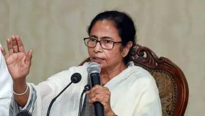 ഉമര്‍ അബ്ദുള്ളയും മെഹ്ബൂബ മുഫ്തിയും തീവ്രവാദികളല്ല; എത്രയും പെട്ടെന്ന് മോചിതരാക്കണം; കേന്ദ്രത്തിനെതിരെ മമത