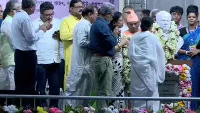 ‘ഇത് ഗുജറാത്തല്ല, ബംഗാളാണ്, ഈ സംസ്‌കാരം തകര്‍ക്കാനാവില്ല’; വിദ്യാസാഗര്‍ പ്രതിമ അനാച്ഛാദനം ചെയ്ത് മമത