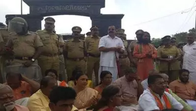 പൊലീസ് തടഞ്ഞു; പാഞ്ചാലിമേട്ടില്‍ കെ.പി ശശികലയുടെ നേതൃത്വത്തില്‍ ഹിന്ദു ഐക്യവേദിയുടെ നാമജപ പ്രതിഷേധം