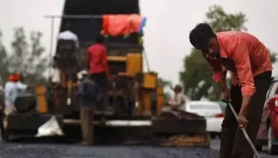 മാലിന്യത്തില്‍ നിന്നുണ്ടാക്കിയത് 906 കിലോമീറ്റര്‍ റോഡ്; പ്ലാസ്റ്റിക് സംസ്‌കരിക്കാന്‍ സര്‍ക്കാറിന്റെ വിജയ മാതൃക