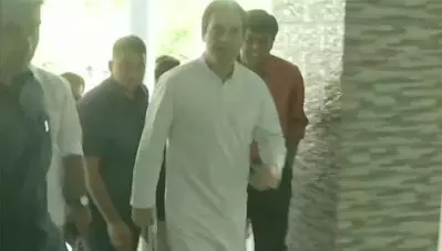 രാഹുല്‍ പ്രതിനിധി സംഘങ്ങളുമായുള്ള കൂടികാഴ്ച്ചക്കായി കളക്ട്രറ്റില്‍; നിവേദനങ്ങള്‍ സ്വീകരിച്ചു