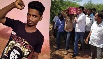 ‘സവര്‍ണജാതി’ക്കാര്‍ വെട്ടിക്കൊന്ന അശോകിന്റെ മൃതദേഹം സംസ്‌ക്കരിച്ചു; നാളെ രാജ്യവ്യാപക പ്രതിഷേധമെന്ന് ഡി.വൈ.എഫ്.ഐ