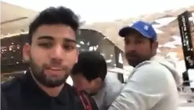 പാക് നായകന്‍ സര്‍ഫ്രാസ് അഹമ്മദിനെതിരെ ലണ്ടനില് ബോഡി ഷെയിമിങ്; ആക്ഷേപം സെല്‍ഫിയെടുക്കാന്‍ വിളിച്ചുവരുത്തിയിട്ട്