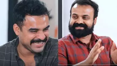 കഷ്ടപ്പെട്ട് ഫുള്‍ ഡയലോഗ് പറഞ്ഞുകഴിയുമ്പോള്‍ ഈ ‘അലവലാതി’ ഉണ്ടല്ലോ…; ടോവിനോയുമൊത്തുള്ള വൈറസ് സെറ്റിലെ തമാശ പങ്കുവെച്ച് ചാക്കോച്ചന്‍ 