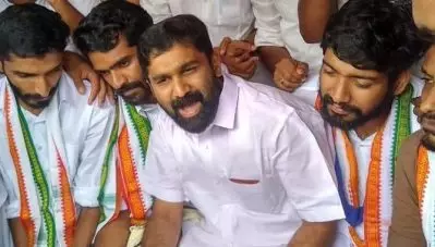 എസ്.എഫ്.ഐക്കെതിരെ പാട്ട് പാടി പ്രതിഷേധിച്ച് വി.ടി ബല്‍റാം; വീഡിയോ കാണാം