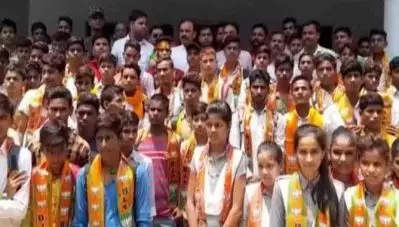 അംഗങ്ങളുടെ ക്വാട്ട തികയ്ക്കാന്‍ സ്‌കൂള്‍ വിദ്യാര്‍ഥികള്‍ക്ക് മെമ്പര്‍ഷിപ്പ് വിതരണം ചെയ്ത് ബി.ജെ.പി എം.എല്‍.എ