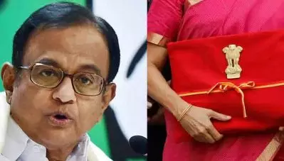 ‘ഭാവിയില്‍ ഞങ്ങള്‍ ഐപാഡിലായിരിക്കും ബജറ്റ് അവതരിപ്പിക്കുക’; തുണിസഞ്ചിയില്‍ ബജറ്റ് രേഖകള്‍ കൊണ്ടുവന്ന ധനമന്ത്രിയെ പരിഹസിച്ച് ചിദംബരം