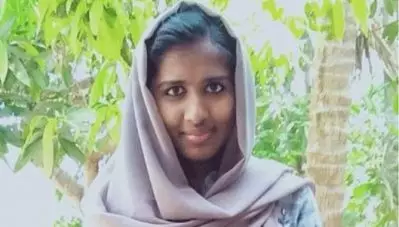 കോളേജ് ഹോസ്റ്റലിലെ മൊബൈല്‍ ഫോണ്‍ നിയന്ത്രണം ചോദ്യം ചെയ്ത വിദ്യാര്‍ഥിനിയെ പുറത്താക്കി