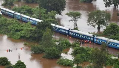 17 മണിക്കൂര്‍, ദുരന്തനിവാരണ സേനയും മൂന്ന് സേനാ വിഭാഗങ്ങളും പൊലീസും നാട്ടുകാരും; വെള്ളപ്പൊക്കത്തില്‍ കുടുങ്ങിയ തീവണ്ടിയിലെ യാത്രികരെ രക്ഷപ്പെടുത്തി