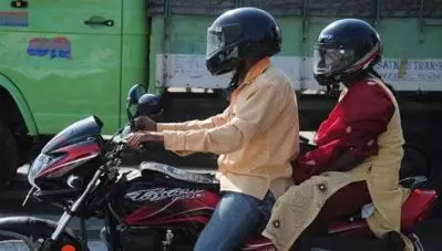 പിന്‍സീറ്റ് യാത്രക്കാര്‍ക്ക് ഹെല്‍മറ്റ് നിര്‍ബന്ധം; ഉത്തരവില്‍ ഇളവ് വരുത്താന്‍ സംസ്ഥാന സര്‍ക്കാരിന് അധികാരമില്ലെന്ന് കോടതി