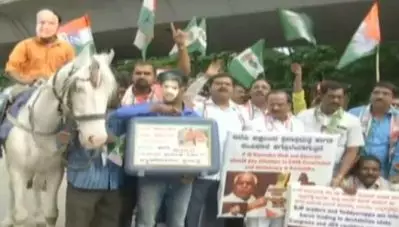മുംബൈയില്‍ എം.എല്‍.എമാര്‍ താമസിക്കുന്ന ഹോട്ടലിന് മുന്നില്‍ കുതിരയെ കെട്ടി കോണ്‍ഗ്രസ് പ്രവര്‍ത്തകരുടെ പ്രതിഷേധം